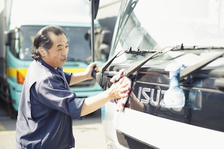 トラック清掃に取組むドライバー